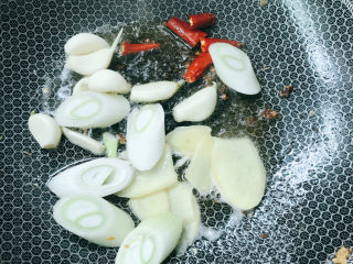 8、鱼头汤,倒入干辣椒、花椒粒、大葱片、大蒜