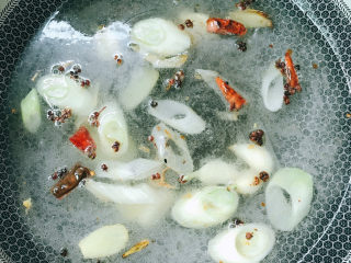 10、鱼头汤,加入适量清水