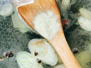 11、鱼头汤,加入白胡椒粉