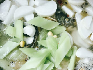 14、鱼头汤,放入配菜