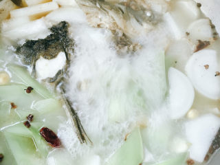 15、鱼头汤,大火烧开盖上锅盖中火煮10分钟