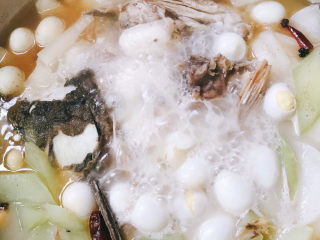 17、鱼头汤,放盐煮5分钟即可出锅。