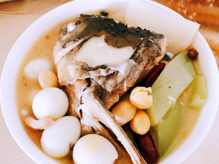 18、鱼头汤,装入碗中。