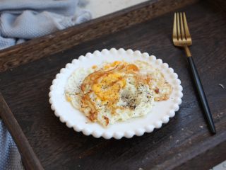 2、鸡肉玉米香肠汉堡,鸡蛋煎熟，撒少许现磨海盐哥现磨黑胡椒碎。