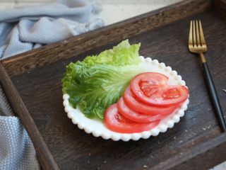 3、鸡肉玉米香肠汉堡,番茄切片，生菜撕成小片。