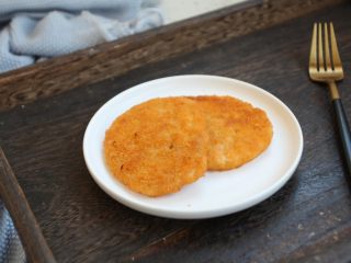 4、鸡肉玉米香肠汉堡,黄金鸡肉饼煎熟。