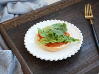 5、鸡肉玉米香肠汉堡,汉堡胚子抹上番茄沙司，放上生菜。