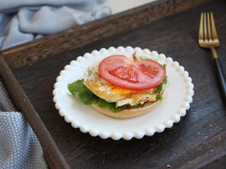 6、鸡肉玉米香肠汉堡,放上鸡蛋盒番茄。