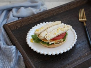 7、鸡肉玉米香肠汉堡,放上鸡肉玉米香肠。