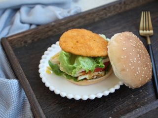 8、鸡肉玉米香肠汉堡,再放上1片生菜，放上煎好的黄金鸡饼。