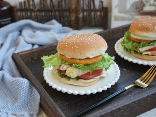 9、鸡肉玉米香肠汉堡,成品图。