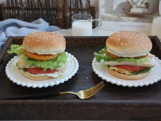 10、鸡肉玉米香肠汉堡,成品图。