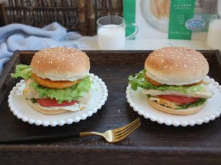 11、鸡肉玉米香肠汉堡,成品图。