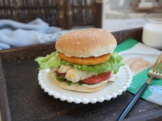 12、鸡肉玉米香肠汉堡,成品图。