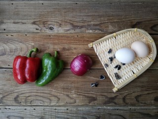 1、洋葱木耳炒鸡蛋#吃出好身材#,准备食材。
