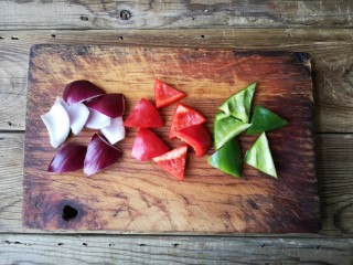 2、洋葱木耳炒鸡蛋#吃出好身材#,洋葱,青红椒切滚刀片。