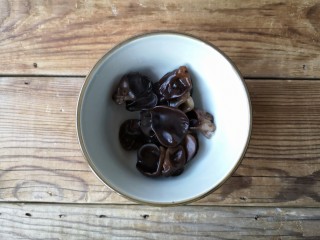 4、洋葱木耳炒鸡蛋#吃出好身材#,木耳提前泡发。