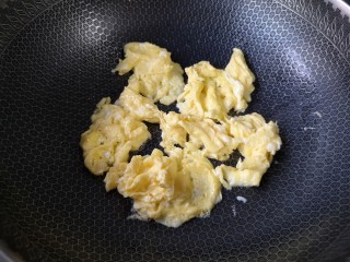 7、洋葱木耳炒鸡蛋#吃出好身材#,锅中适量油烧热倒入蛋液,炒散盛出备用。