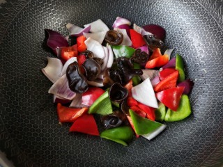 8、洋葱木耳炒鸡蛋#吃出好身材#,不用放油接着下入各种蔬菜大火翻炒。