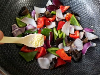 9、洋葱木耳炒鸡蛋#吃出好身材#,加入适量的盐和鸡精翻炒均匀。