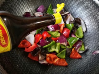 10、洋葱木耳炒鸡蛋#吃出好身材#,再加入味极鲜酱油。