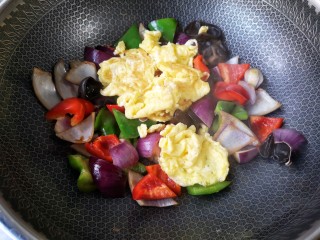 11、洋葱木耳炒鸡蛋#吃出好身材#,加入炒好的鸡蛋,翻炒均匀。