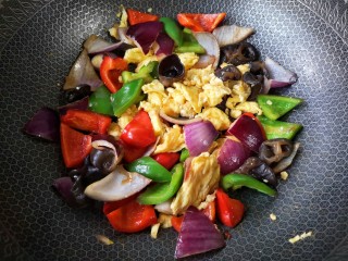 12、洋葱木耳炒鸡蛋#吃出好身材#,出锅前加一丢丢白糖,将一丢丢的米醋沿锅内壁一圈淋入,翻炒均匀即可。