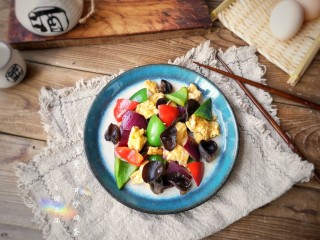 13、洋葱木耳炒鸡蛋#吃出好身材#,出锅装盘。