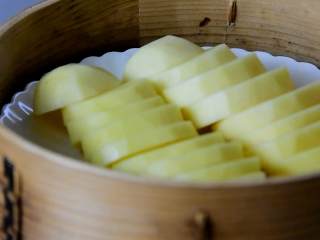 1、培根土豆泥，香滑软糯，没有牙齿的老奶奶也能吃,土豆洗净去皮切开，入蒸锅蒸20~30分钟。