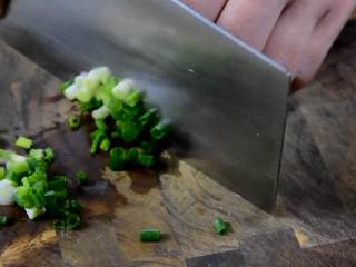 2、培根土豆泥，香滑软糯，没有牙齿的老奶奶也能吃,切一些葱花。