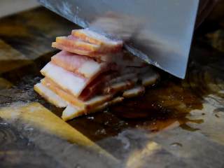 3、培根土豆泥，香滑软糯，没有牙齿的老奶奶也能吃,培根改刀备用。