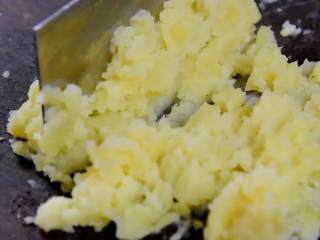 4、培根土豆泥，香滑软糯，没有牙齿的老奶奶也能吃,蒸好的土豆压碎再剁细。