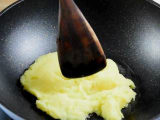 5、培根土豆泥，香滑软糯，没有牙齿的老奶奶也能吃,锅中油烧热，倒入土豆泥，小火慢炒。