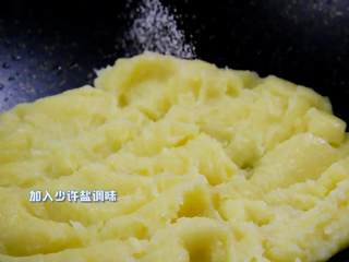 6、培根土豆泥，香滑软糯，没有牙齿的老奶奶也能吃,期间加入少许盐调味，炒匀盛出。