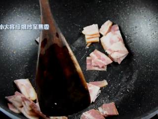 7、培根土豆泥，香滑软糯，没有牙齿的老奶奶也能吃,另起一锅倒入培根，小火将培根炒至焦香。