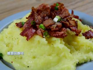 8、培根土豆泥，香滑软糯，没有牙齿的老奶奶也能吃,培根堆在土豆泥上，撒上黑胡椒碎和葱花即可。