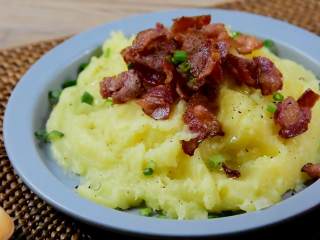 9、培根土豆泥，香滑软糯，没有牙齿的老奶奶也能吃,鲜美的培根伴以绵软的土豆泥，简直是人生的一大享受。