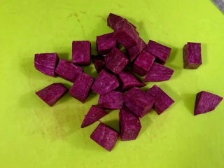 3、紫薯银耳汤,紫薯去皮切丁。