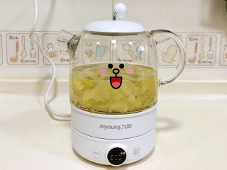 5、紫薯银耳汤,把银耳放入九阳养生壶内，倒入适量的纯净水。