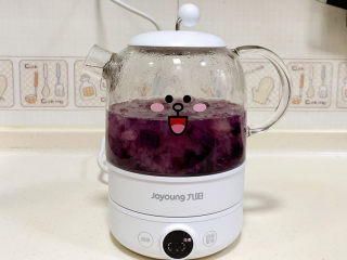 7、紫薯银耳汤,接着加入事先切好的紫薯块，继续炖煮15分钟。