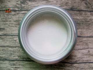 2、红枣大米糕,沥干后加入125g清水打成有米浆