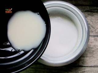 4、红枣大米糕,将搅拌好的酵母水放入米浆里