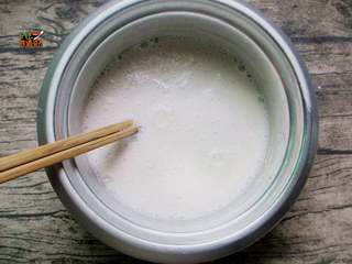 6、红枣大米糕,加入100克过筛后的面粉，搅拌均匀