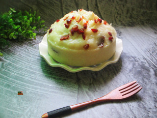 12、红枣大米糕,蒸好后冷却一会，倒扣容器脱模，就可以吃啦。