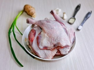 1、酱鸭腿,准备食材，鸭腿冷水泡30分钟，中途换两次水。
