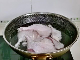 2、酱鸭腿,鸭腿焯水，冷水下锅，大火烧开煮3分钟，捞出冷水冰洗干净，淋干水分备用。