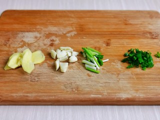 3、酱鸭腿,葱姜蒜去皮切好，葱白与葱叶分开切。