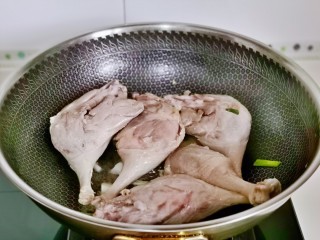 5、酱鸭腿,再加入鸭腿，小火煎5分钟，记得翻面哈。