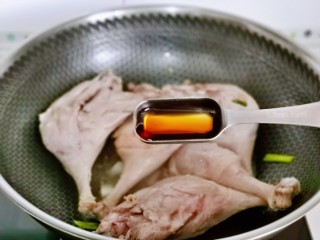 6、酱鸭腿,加入料酒。