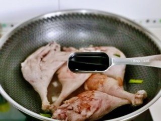 7、酱鸭腿,加入红烧酱油。